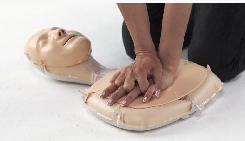 Тренажер для проведення серцево-легеневої реанімації надувний